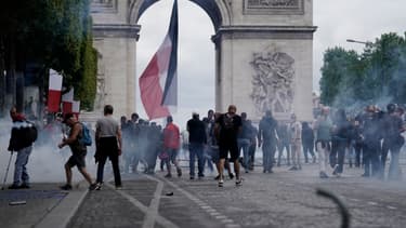 Des manifestants lors d'une manifestation gilets jaunes à proximité de l'Arc de Triomphe, le 14 juillet 2019.