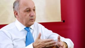 Le ministre français des Affaires étrangères Laurent Fabius lors d'une interview à l'AFP le 22 novembre 2015 à l'ambassade de France à Brasilia