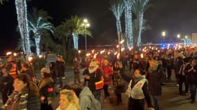Près de 400 personnes étaient rassemblées ce vendredi soir lors d'une marche aux flambeaux à Nice.