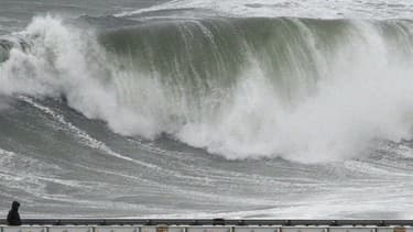 Les grandes marées ont fait trois victimes dans le Finistère (baie de Locquirec) : des retraitées qui étaient parties pêcher à pied les coquillages hier après-midi, jeudi. Elles ont péri malgré l'intervention d'une vedette et d'un hélicoptère.