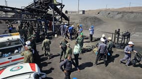 Des secouristes devant la mine de Tebas, à l'est de l'Iran, ce dimanche 22 septembre 2024.