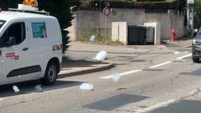 De la mousse sort des bouches d'égout en pleine rue à Saint-Genis-les-Ollières.