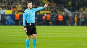 François Letexier lors du match entre le Borussia Dortmund et le FC Barcelone au Signal Iduna Park, le 11 décembre 2024