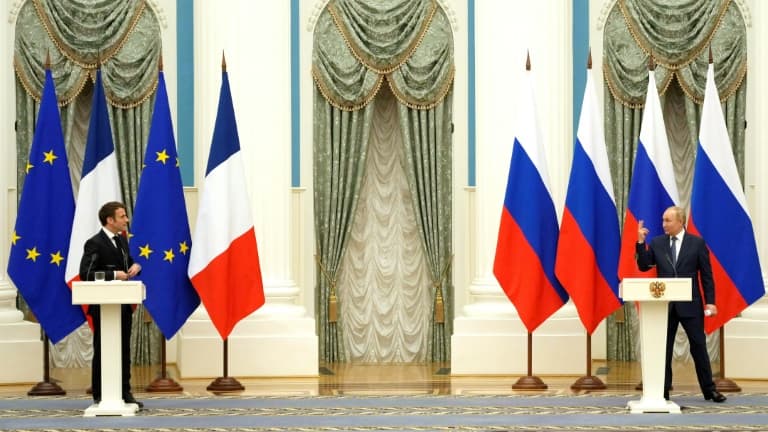 Le président russe Vladimir Poutine et son homologue français Emmanuel Macron (d) lors d'une conférence de presse conjointe, le 7 février 2022 à Moscou