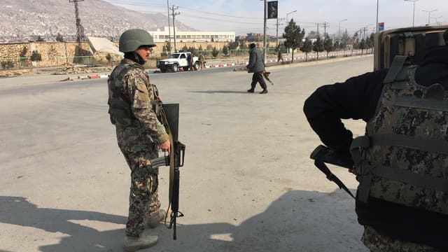 Les forces de sécurité afghanes près du site de l'attaque à Kaboul, le 18 décembre 2017.