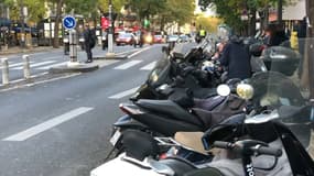 Des scooters stationnés dans Paris.