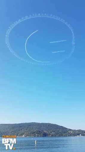 Après un cœur la semaine dernière, un avion signe un smiley dans le ciel d’Annecy