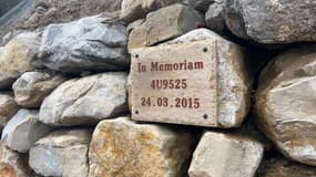 Une plaque commémorative en l'honneur des victimes du crash de l'A320 de la Germanwings, survenu le 24 mars 2015. 