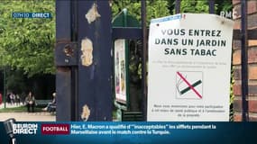 Un panneau d'interdiction de la cigarette à l'entrée d'un jardin public de la ville