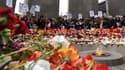 Des Arméniens réunis au Tsitsernakaberd memorial, à Erevan, la capitale arménienne, à l'occasion du centenaire de commémoration du génocide arménien, le 23 avril 2015.