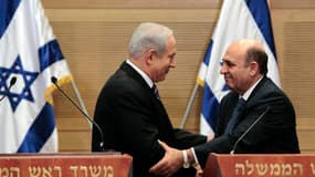 Le Premier ministre israélien Benjamin Netanyahu (à gauche), ici avec Shaul Mofaz à la tête de Kadima, a négocié un accord avec la principale force d'opposition pour former un gouvernement d'unité nationale, abandonnant ainsi son projet d'élections et obt
