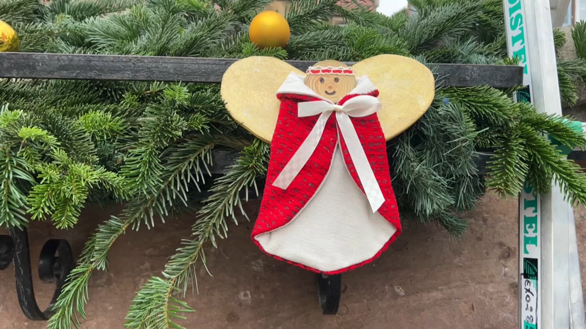 Des bénévoles ont réalisé 70 petits anges depuis le mois d'avril pour les accrocher aux décorations de Noël dans les rues. Des bénévoles ont réalisé 70 petits anges depuis le mois d'avril pour les accrocher aux décorations de Noël dans les rues.