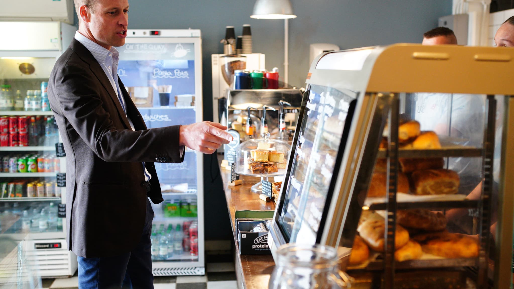 Le Prince William, Prince de Galles, montre de la nourriture, lors d'une visite au port de St Mary, dans les îles Scilly, au sud-ouest de l'Angleterre, le 10 mai 2024.