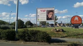 Le visage du jeune homme disparu s'affiche sur plus de 700 panneaux dans toute la France, comme ici à Bretigny-sur-Orge (Essonne).