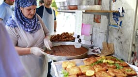 Une femme prépare de la nourriture lors du ramadan dans le quartier Barbès, le 27 mai 2017 à Paris. 