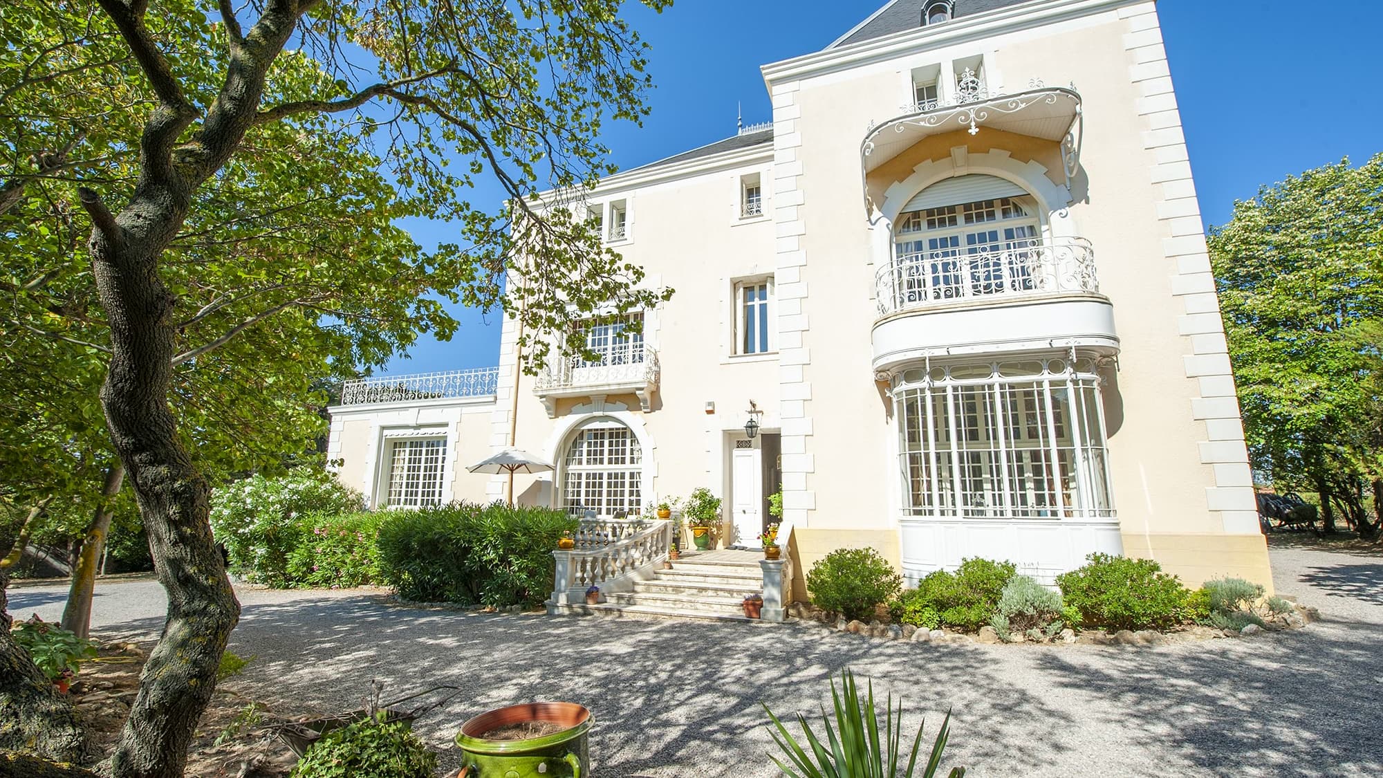 Ce château du 19e situé près de Narbonne a été vendu pour 1.05 million d'euros cette année. Ce château du 19e situé près de Narbonne a été vendu pour 1.05 million d'euros cette année.