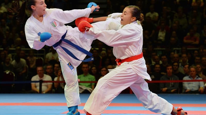 Emily Thouy, à droite, médaillée d'or à Bakou dans la catégorie -55kg