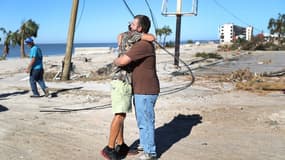 Des habitants de Mexico Beach en Floride se retrouvent pour la première fois après le passage de l'ouragan Michael.
