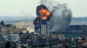 Un immeuble du quartier résidentiel de Rimal pris pour cible lors d'un bombardement israélien à Gaza le 20 mai 2021