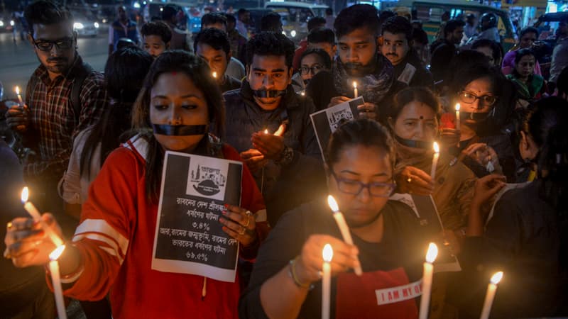 Des jeunes indiens rassemblés le 30 novembre 2019 à Siliguri pour rendre hommage à la jeune femme violée et assassinée.