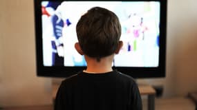 Un enfant devant une télévision.