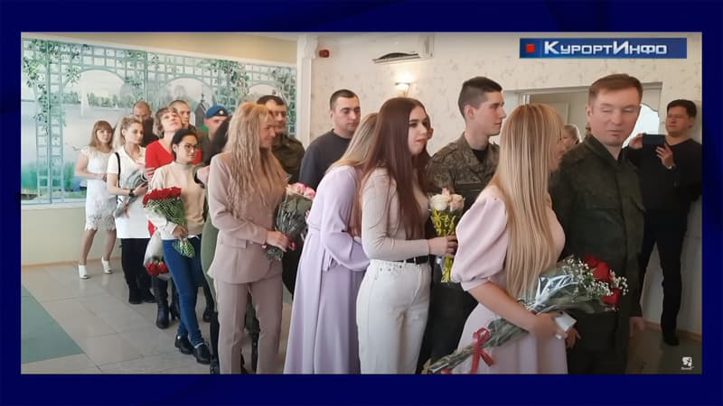 Plusieurs couples russes attendent de pouvoir entrer dans la salle où ils vont pouvoir, tour à tour, être mariés, au bureau de l'état civil du district de Kurortny, dans la la région de Saint-Pétersbourg, le 14 octobre.