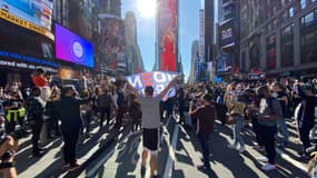 Une foule de supporters de Joe Biden se rassemble pour fêter son élection à Times Square, à New York