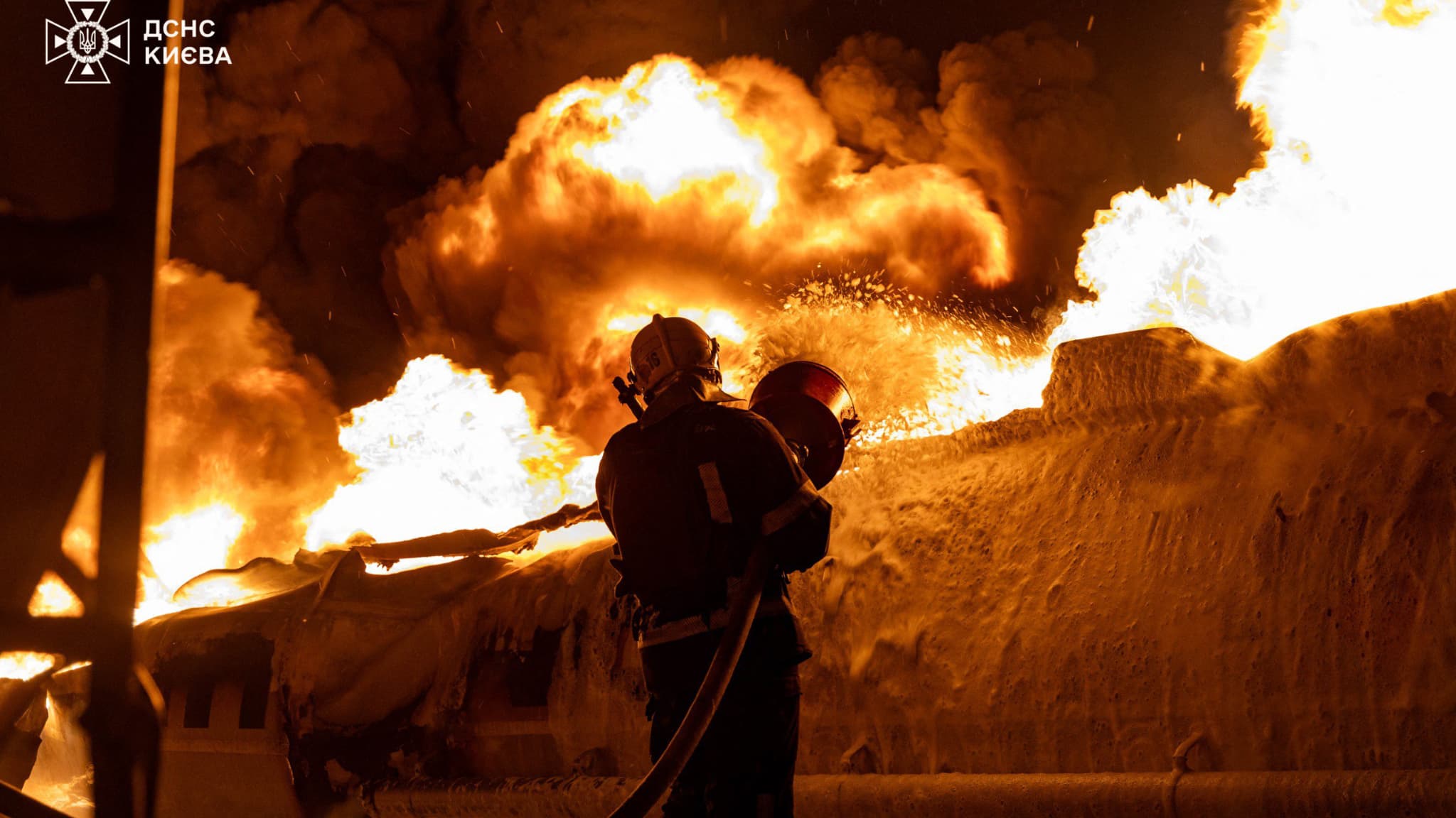 Un pompier ukrainien s'efforce d'éteindre un camion-citerne en feu après une attaque aérienne à Kiev, le 24 janvier 2026. 
