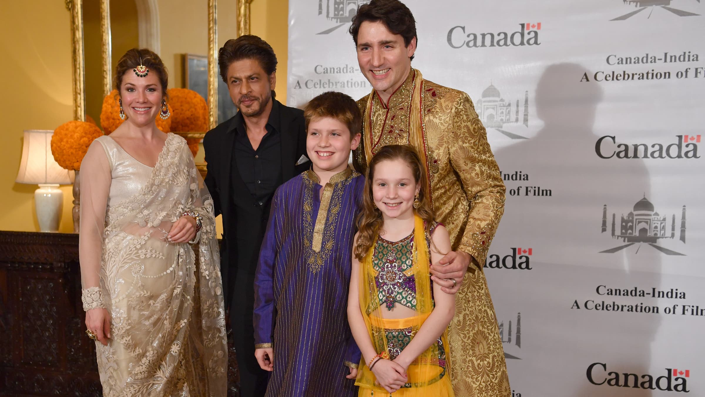 Justin Trudeau et sa famille, avec l'acteur indien Shahrukh Khan, le 20 février, à Bombay. 