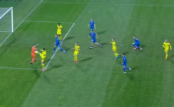 La passe décisive acrobatique de Zlatan lors de Kosovo-Suède.