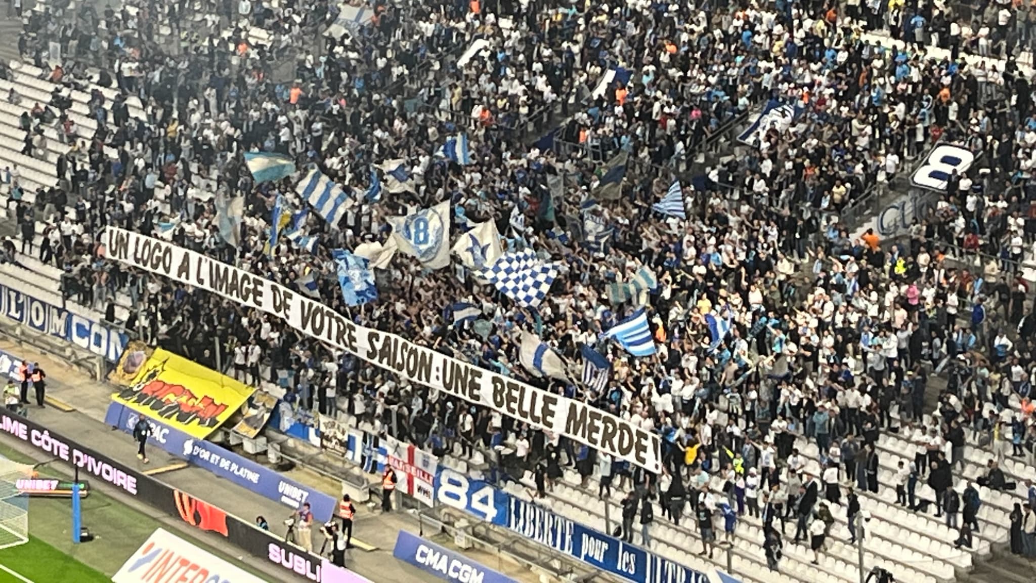 "Un logo à l’image de votre saison, une belle merde": les banderoles cinglantes des supporters de l’OM contre le nouveau blason