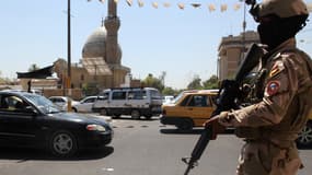 Un militaire irakien patrouille dans le centre de Bagdad, quelques heures après la nomination d'un nouveau Premier ministre, Arabi, en remplacement de Maliki.