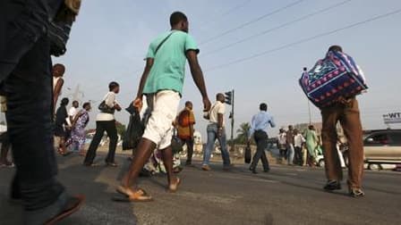 Dans une rue à Abidjan. Les anciens rebelles des Forces nouvelles, qui contrôlent le nord de la Côte d'Ivoire depuis la guerre civile de 2002-2003, ont déclaré jeudi qu'ils se joindraient aux troupes de la Cédéao si celle-ci intervient pour chasser Lauren