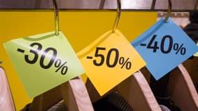 Des étiquettes indiquant des promotions dans un magasin de vêtements, le 4 janvier 2025 à Paris (photo d'illustration).