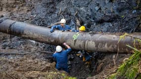 Cette photo publiée par la Compagnie pétrolière nationale de l'Équateur (EP Petroecuador) montrz des travailleurs réparant un pipeline à El Reventador, dans la province de Sucumbios en Équateur, le 16 juin 2025. 
