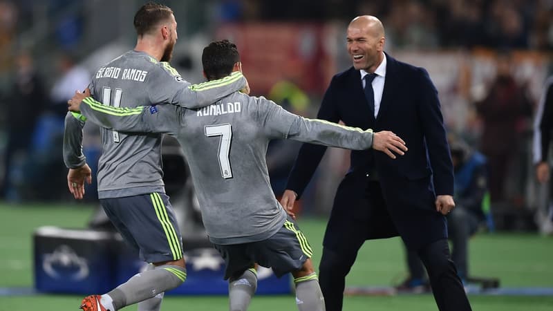 Sergio Ramos (à gauche) et Cristiano Ronaldo avec Zinedine Zidane
