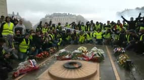 Gilets jaunes: des manifestants encerclent la tombe du soldat inconnu sous l'Arc de Triomphe