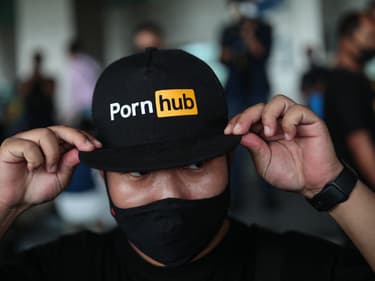 Un homme portant une casquette Pornhub, le 3 novembre 2020 à Bangkok (Thaïlande)