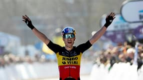 La joie du Belge Wout Van Aert, vainqueur du circuit Het Nieuwsblad, le 26 février 2022 à Ninove (Belgique) 