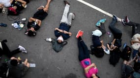 Des manifestants bloquent une route à proximité des bureaux du gouvernement, le 3 octobre, à Hong Kong. 
