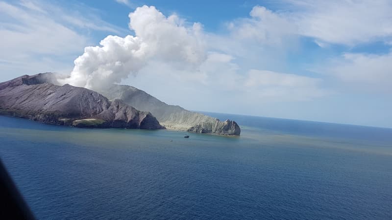 De la fumée monte du volcan de White Island à Whakatane, en Nouvelle-Zélande, le 10 décembre 2019, après une éruption volcanique