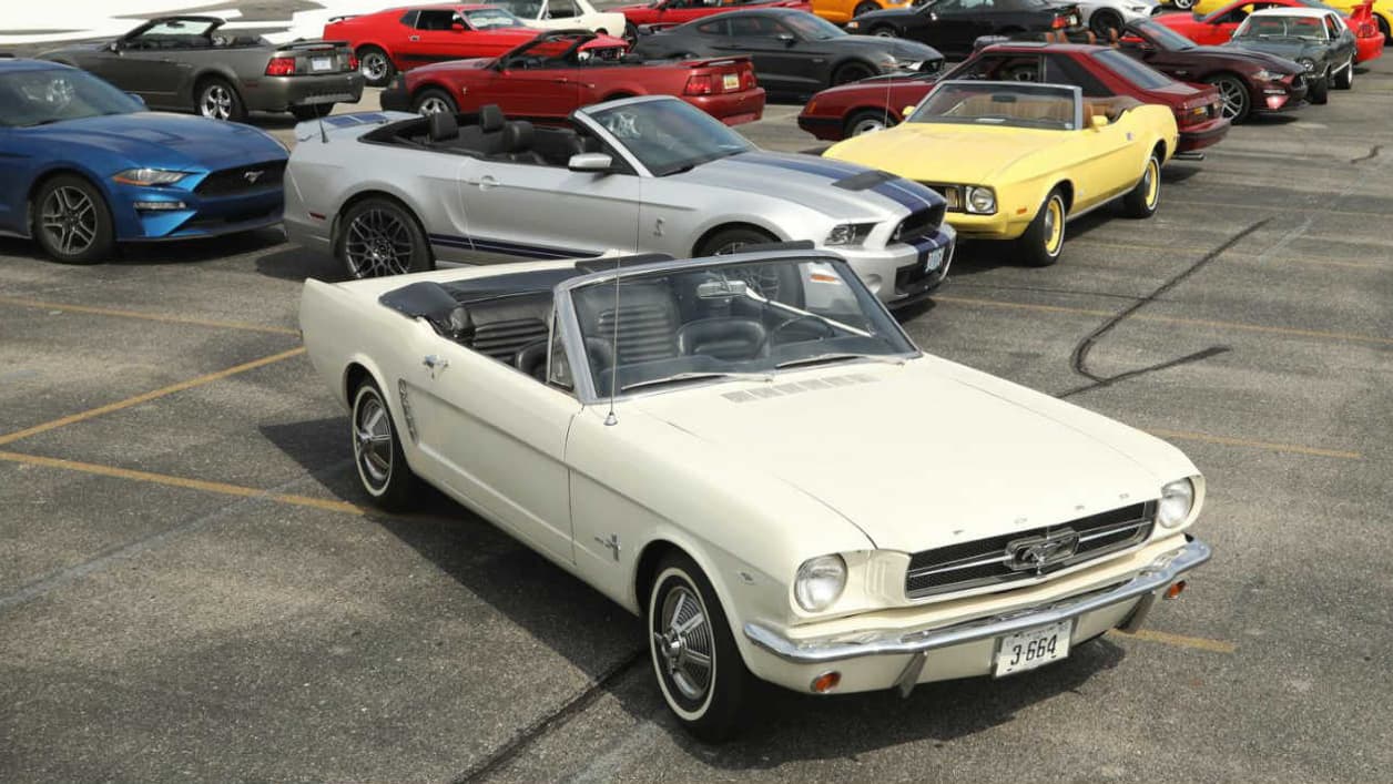 La première Mustang produite, ici au premier plan. La première Mustang produite, ici au premier plan.