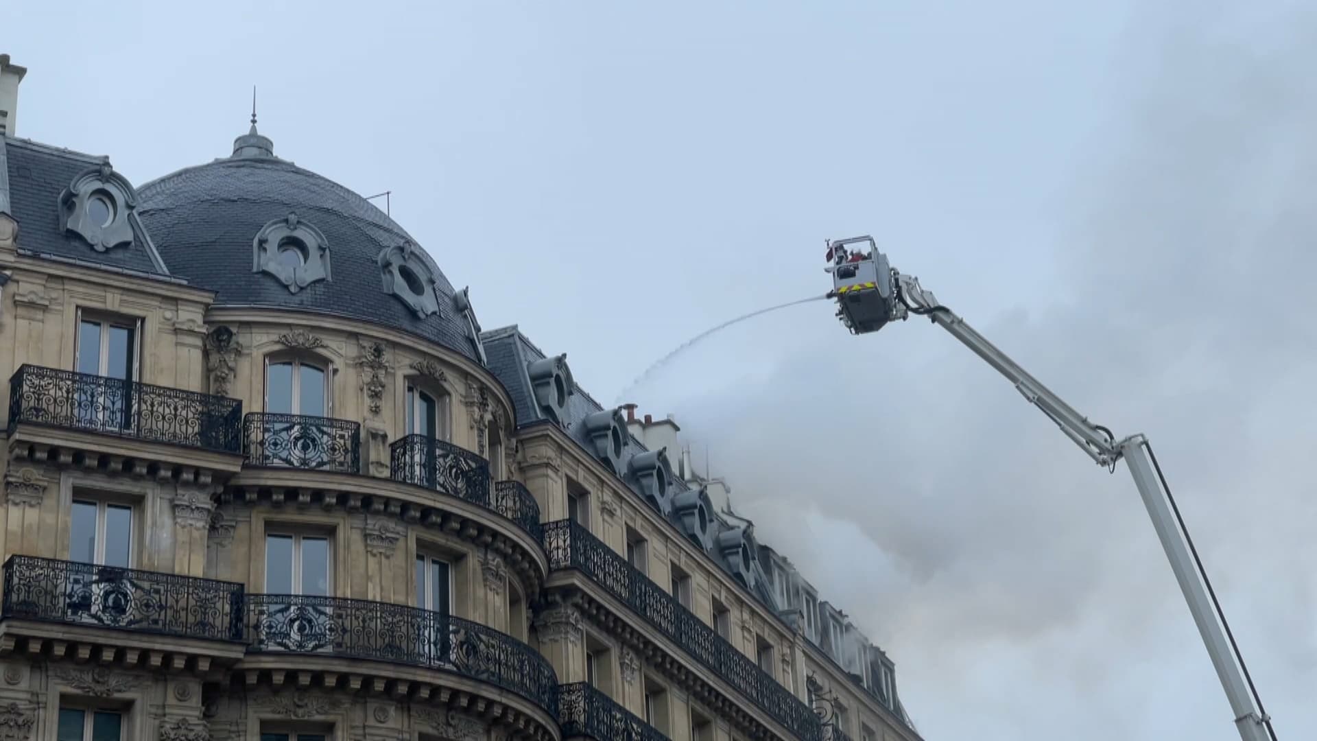 Paris: un impressionnant incendie en cours dans un immeuble près de la gare Saint-Lazare