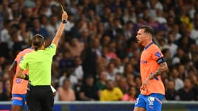L'arbitre Stéphanie Frappart en train d'avertir le Marseillais Pierre-Emile Hojbjerg, le 31 août 2024