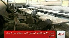 Bus endommagé par une explosion à Damas. Un attentat suicide à Damas a fait 25 morts et 46 blessés, selon la chaîne de télévision Addounia TV. /Image diffusée le 6 janvier 2012/REUTERS/SYRIAN TV via REUTERS TV
