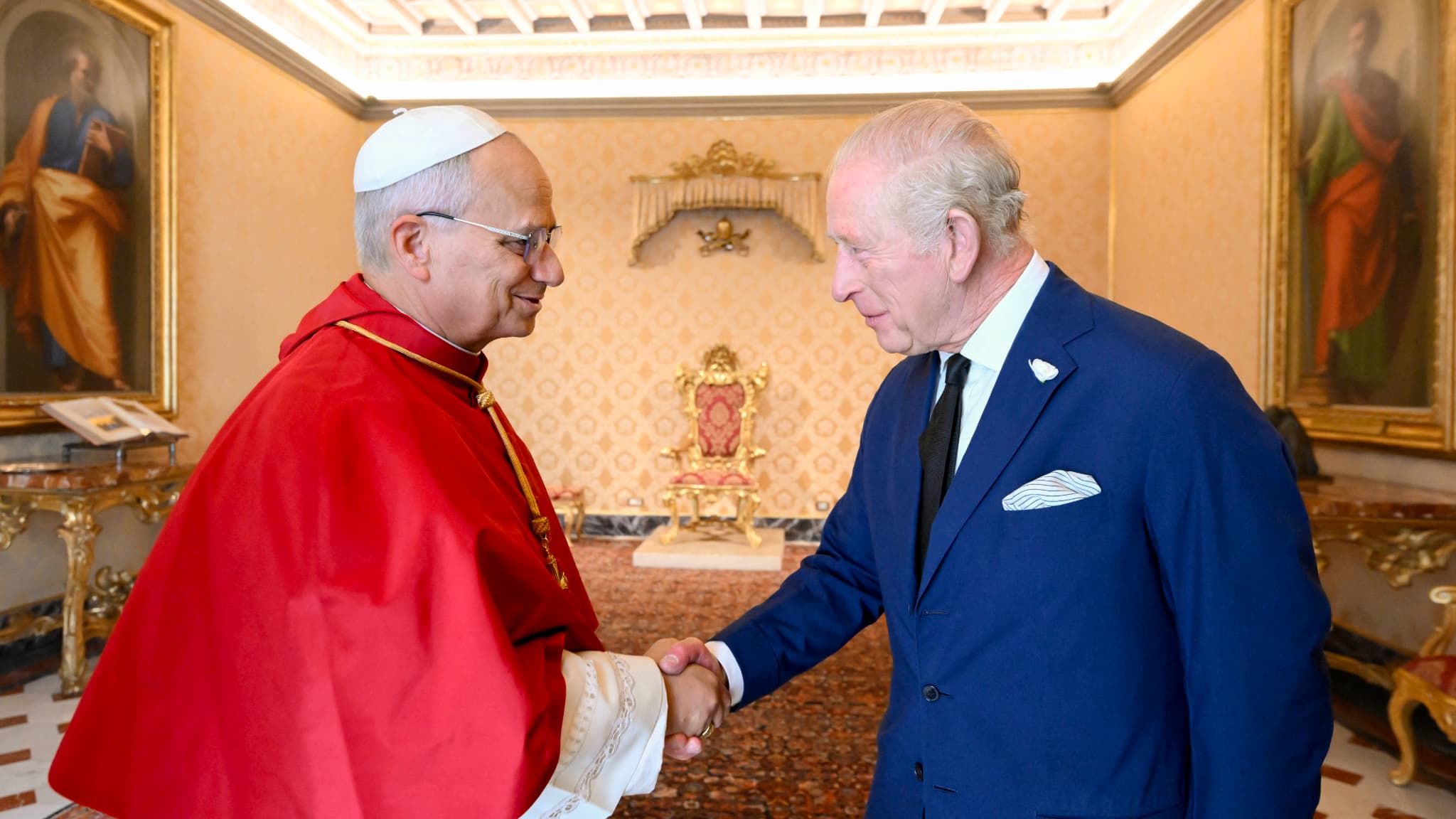 Le pape et le roi Charles III prient pour la première fois ensemble