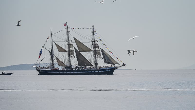 Le trois-mâts Belem le 27 avril 2024 après son départ du port du Pirée.