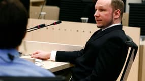 Au troisième jour de son procès, Anders Behring Breivik, l'auteur de l'attentat d'Oslo et du massacre de l'île d'Utoya qui ont fait 77 morts, s'est plaint mercredi d'être ridiculisé au tribunal et a demandé à ce que ses meurtres soient jugés comme un comb
