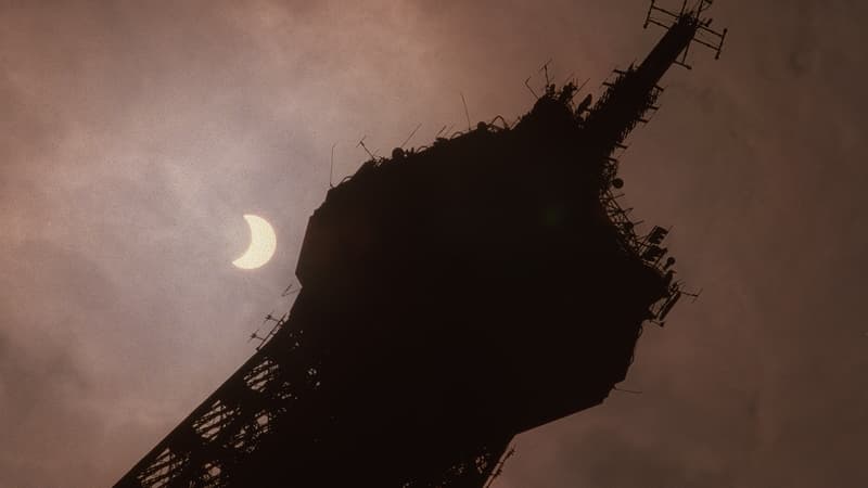 Vue partielle de l'éclipse du soleil derrière la Tour Eiffel, le 11 août 1999 à Paris (France), où 14 000 À 15 000 personnes se sont rassemblées sur le Champ de Mars pour admirer cette éclipse, la dernière du millénaire sur le continent européen. (Photo d'illustration)