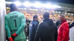 Le gardien Alban Lafont patiente dans le tunnel de la Beaujoire en attendant que la rencontre reprenne après les incidents, le 24 novembre 2024